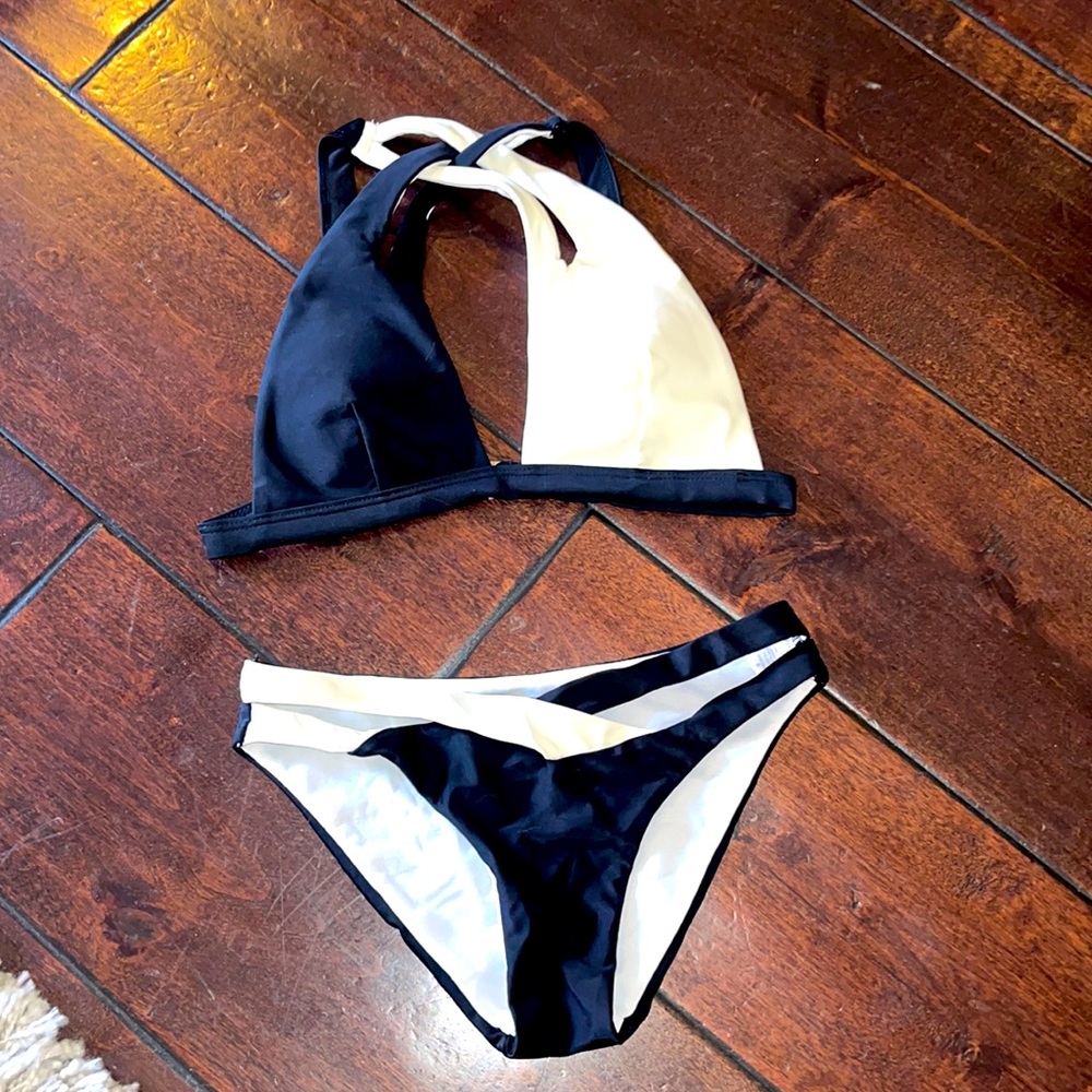 Black and white crossover bikini Small